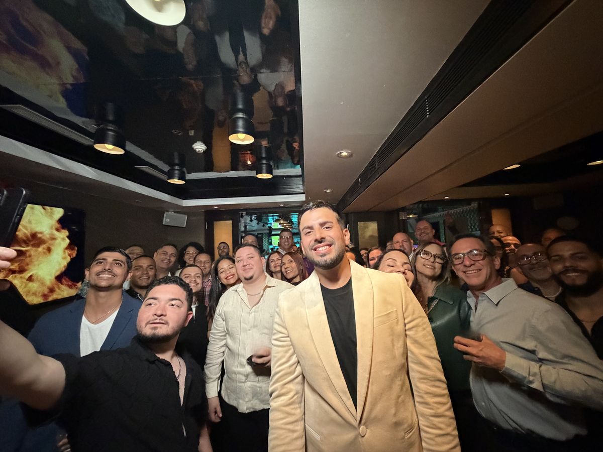 Miembros de la comunidad Rich By Credit reunidos en un evento